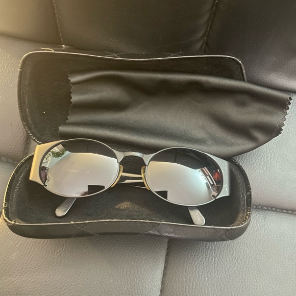 Chanel black oval sunglasses, circa 1995, adjustable nose pads - Picture 11 of 11